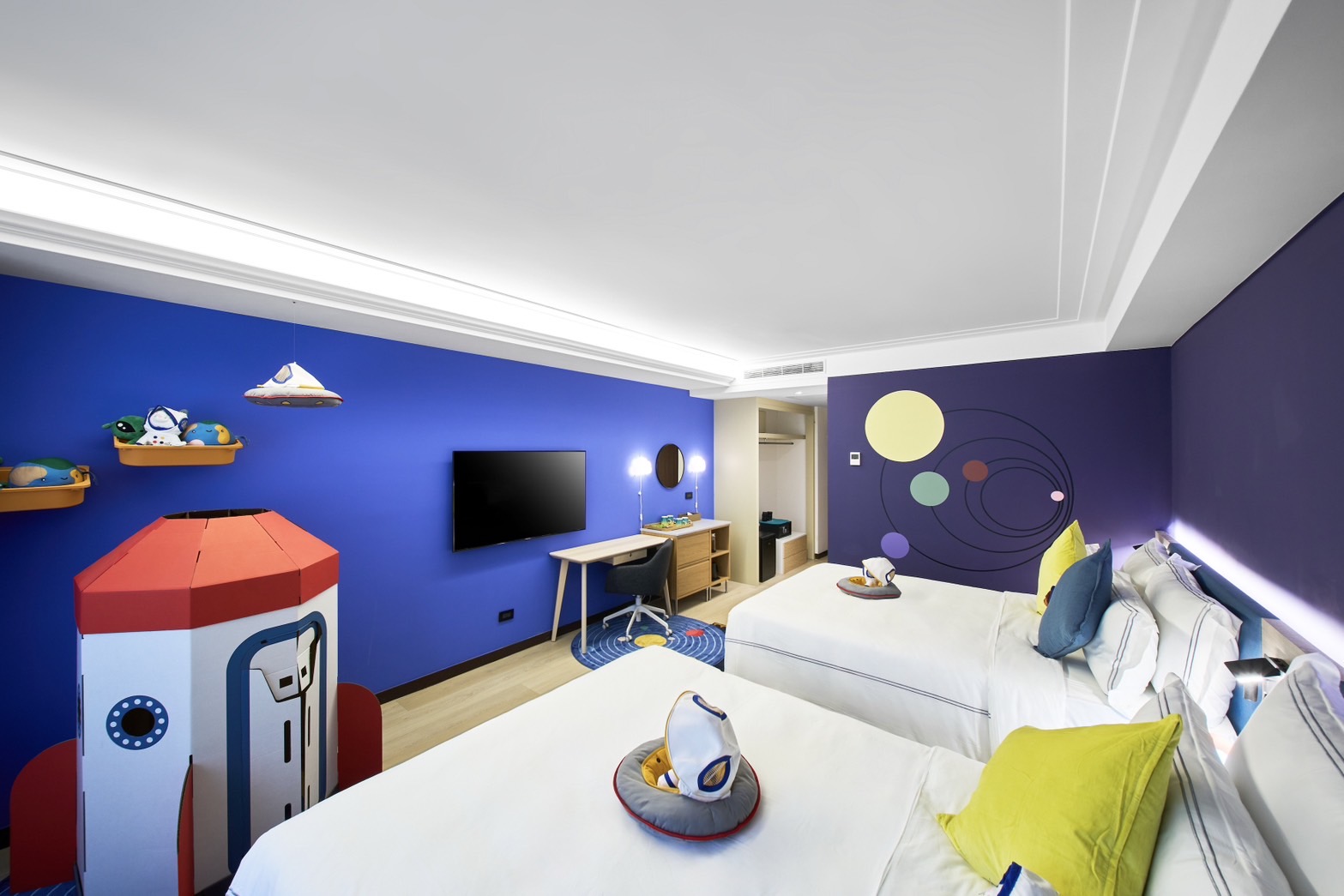 內頁 「福容徠旅中壢」ikea「星旅」客房，以充滿奇幻色彩的太空為主題，有綠色外星人、 0